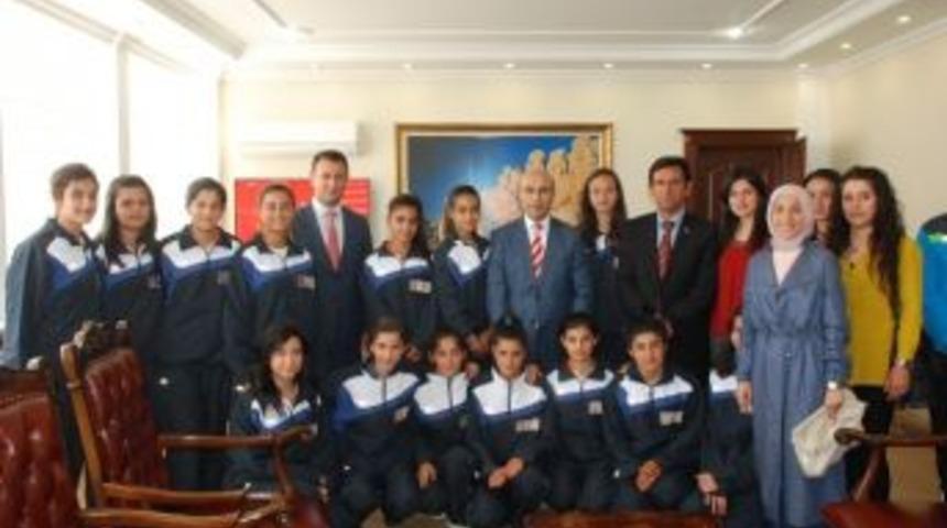 Kadın Futbol Takımı Vali Demirtaş&rsquo;ı Ziyaret Etti