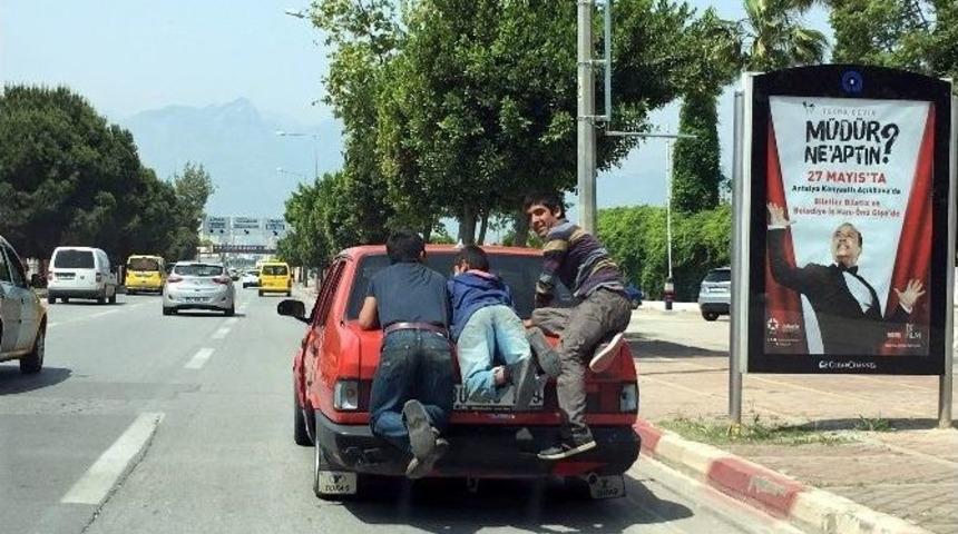 &Ccedil;ocukların Trafikte Tehlikeli Yardımseverliği