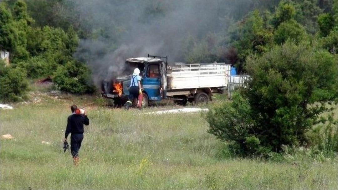 Bilecik&rsquo;te Yanan Kamyonet İtfaiyecilere Zor Anlar Yaşattı