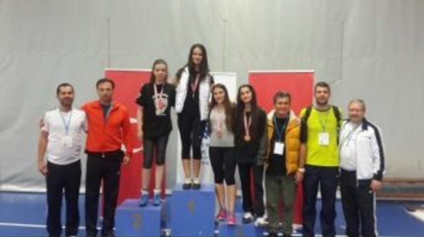 Adıyamanlı Bayan Eskrimciler T&uuml;rkiye &Uuml;&ccedil;&uuml;nc&uuml;s&uuml; Oldu