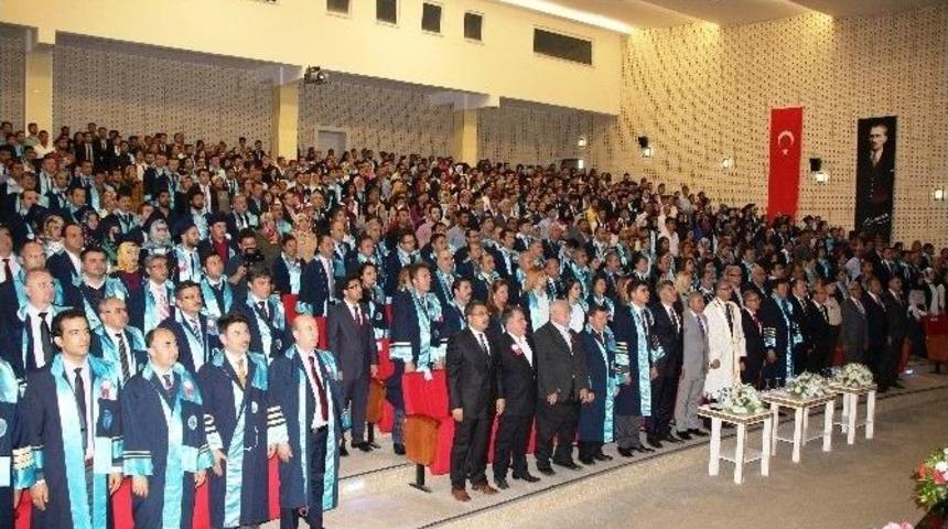 &Uuml;niversitede Mezuniyet T&ouml;reni Ger&ccedil;ekleştirildi