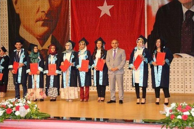 Üniversitede Mezuniyet Töreni Gerçekleştirildi