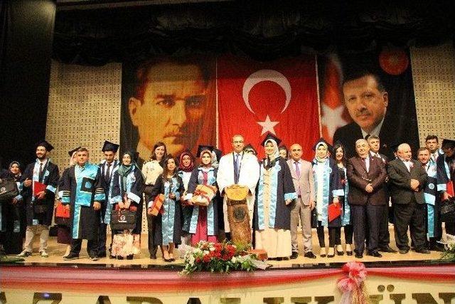 Üniversitede Mezuniyet Töreni Gerçekleştirildi