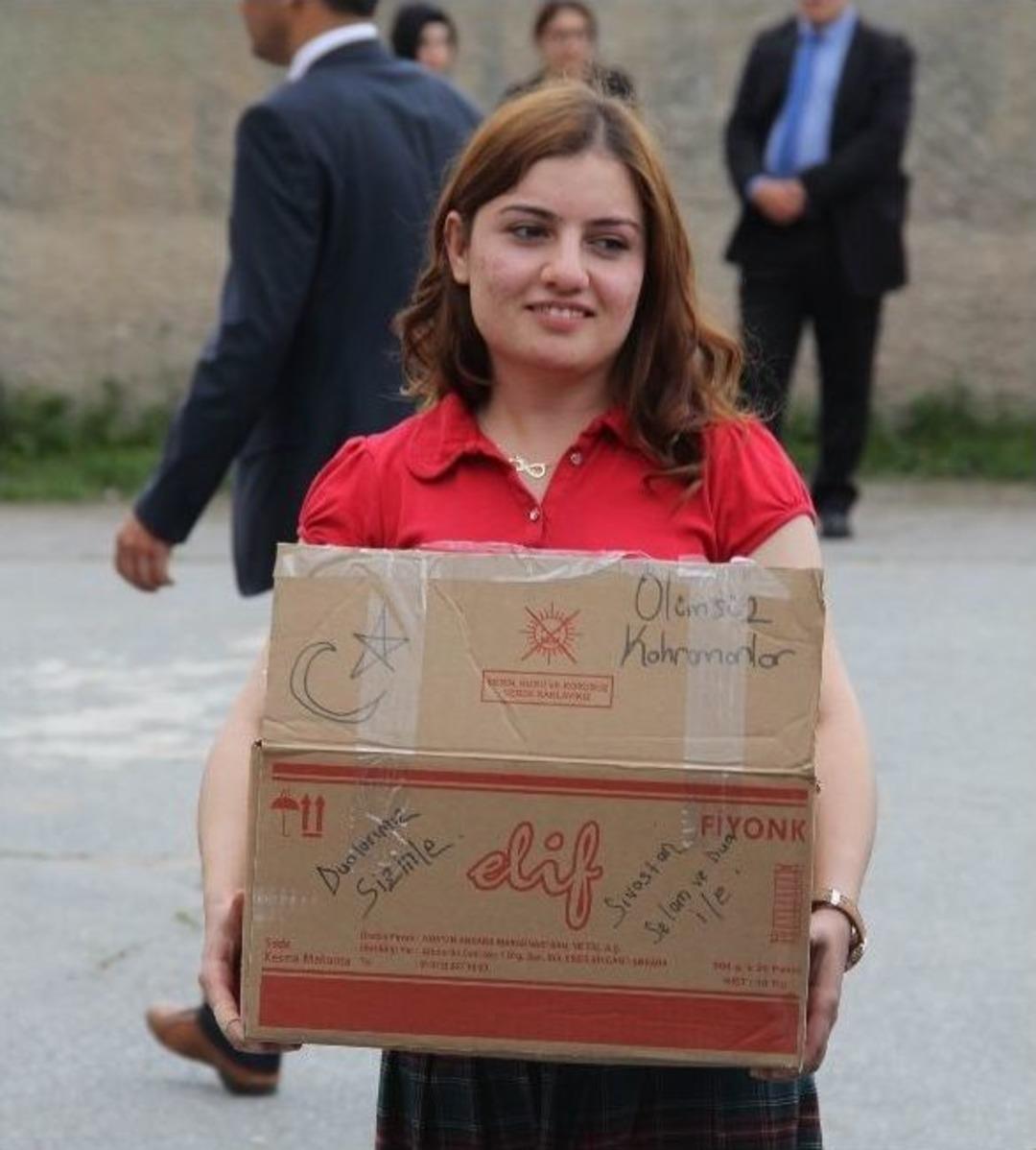 Sivas&rsquo;ta &Ouml;ğrenciler G&uuml;neydoğu&rsquo;daki G&uuml;venlik G&uuml;&ccedil;lerine Y&ouml;resel Yemek G&ouml;nderdi