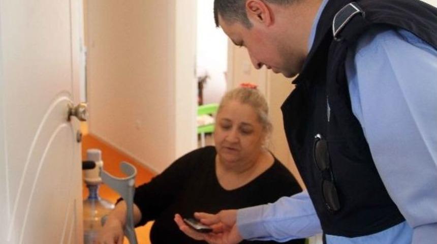 Telefonu Bozulan Engelli Kadına Zabıta&rsquo;dan Yardım