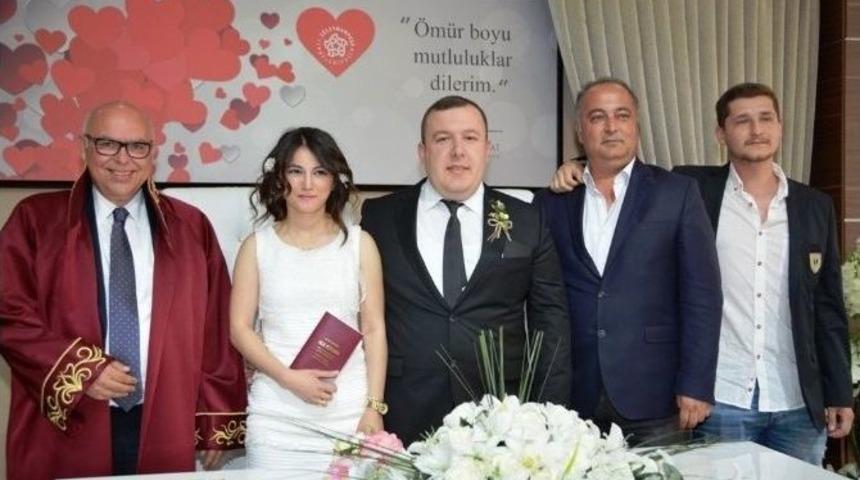 Başkan Eşkinat Gen&ccedil; &Ccedil;iftin Nikahını Kıydı