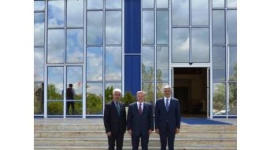 Vali Kahraman Demirkent Belediyesini Ziyaret Etti