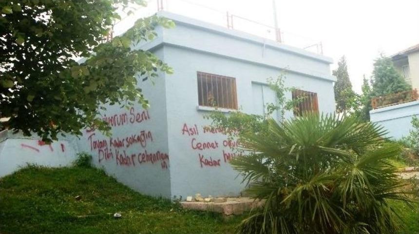 Duvarları Yazı Yazarak Kirletiyorlar