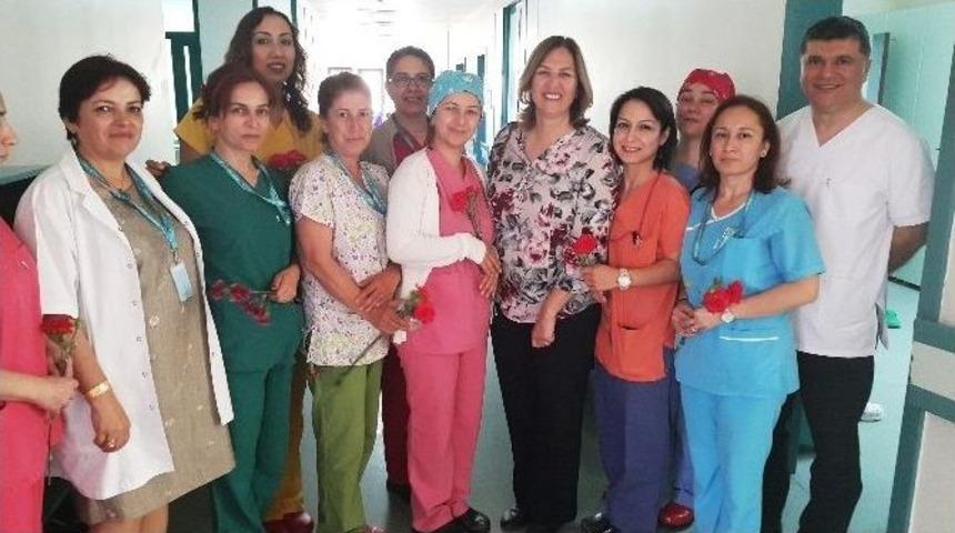 Ak Parti&rsquo;li Kadınlar Hemşireleri Unutmadı