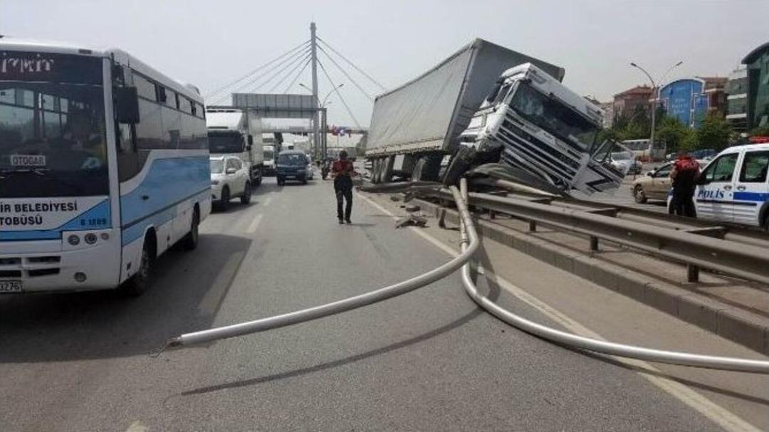 Orta Ref&uuml;je &Ccedil;ıkan Tır Korkuttu