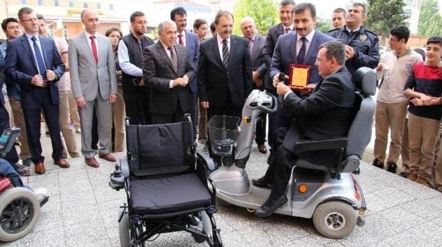 &Ouml;ğrencilerden Sakatlar Derneğine Ak&uuml;l&uuml; Ara&ccedil;