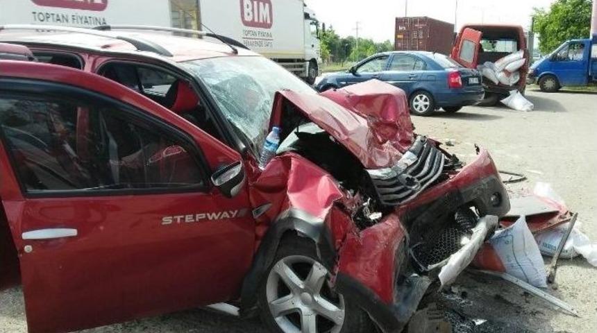 Park Halindeki Minib&uuml;se Kamyonet &Ccedil;arptı: 1 Yaralı