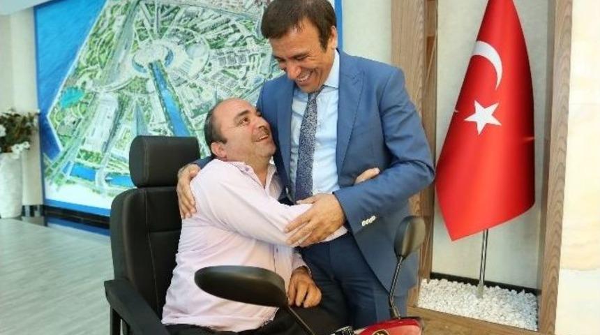 Başkan Gen&ccedil;&rsquo;ten Engelli Vatandaşa S&uuml;rpriz