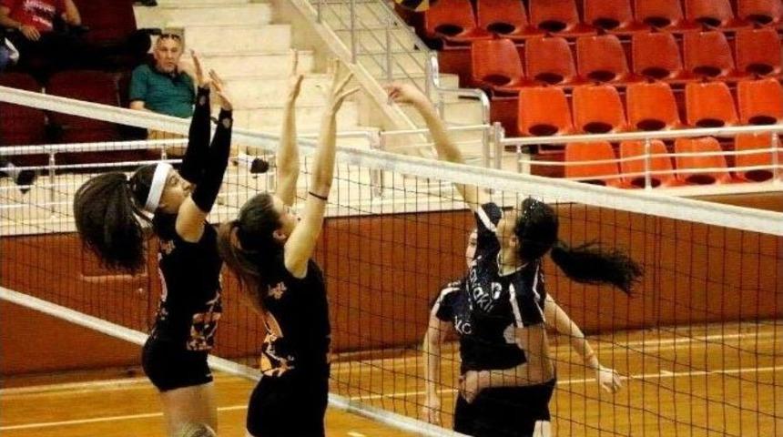 Gen&ccedil; Kızlar Voleybol Grup M&uuml;sabakaları B&uuml;y&uuml;k Heyecana Sahne Oldu