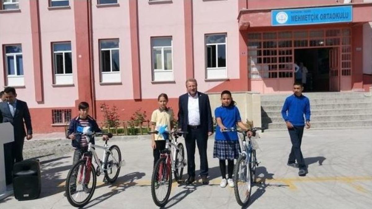 Gediz&rsquo;de &Ouml;ğrencilere Bisiklet Dağıtıldı