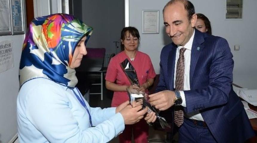 Başkandan Cesur &Ccedil;ocuklara Madalya, Hemşirelere Karanfil
