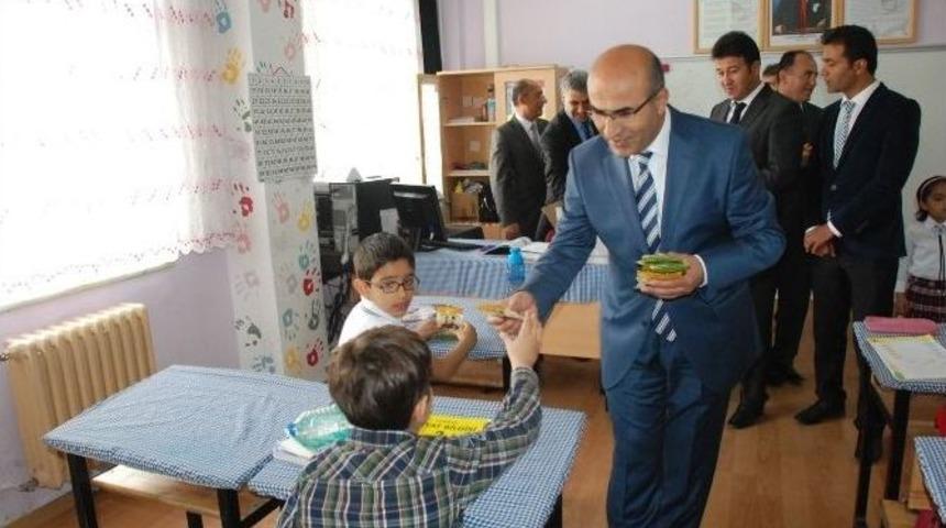 Adıyaman&rsquo;da &Ouml;ğrencilere Kuru &Uuml;z&uuml;m Dağıtıldı