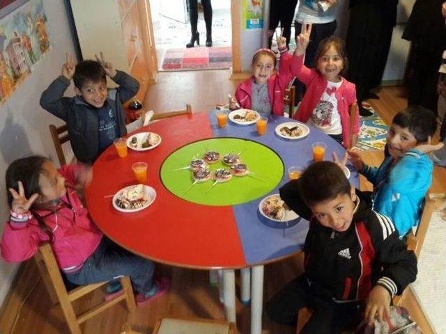 &Uuml;niversite &Ouml;ğrencileri, Minik &Ouml;ğrencileri Sevindirdi 1