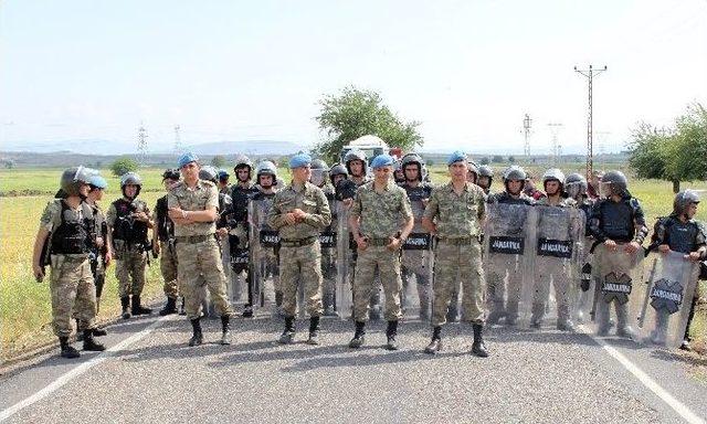 Chp’li Vekiller Mülteci Kampı İnşaatına Çıkarma Yaptı