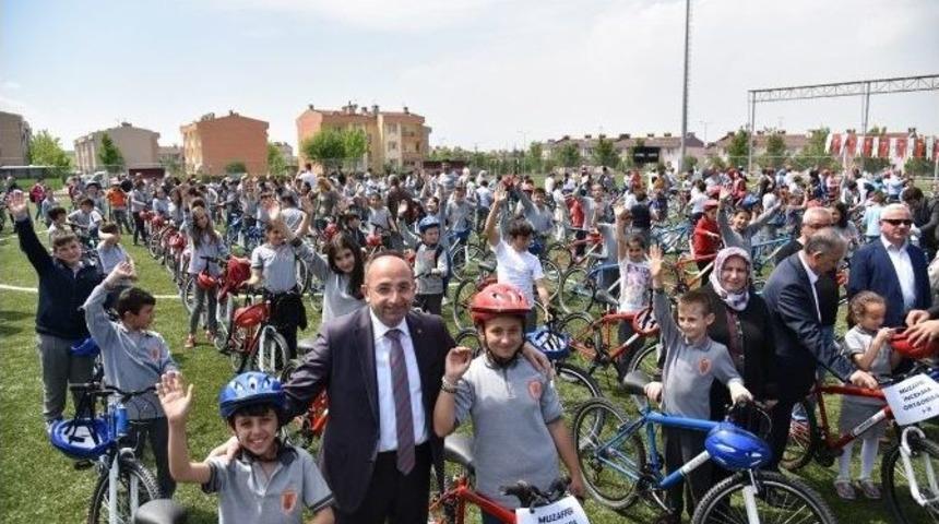 Başkan &Uuml;z&uuml;lmez, 297 &Ouml;ğrenciye Bisiklet Dağıttı