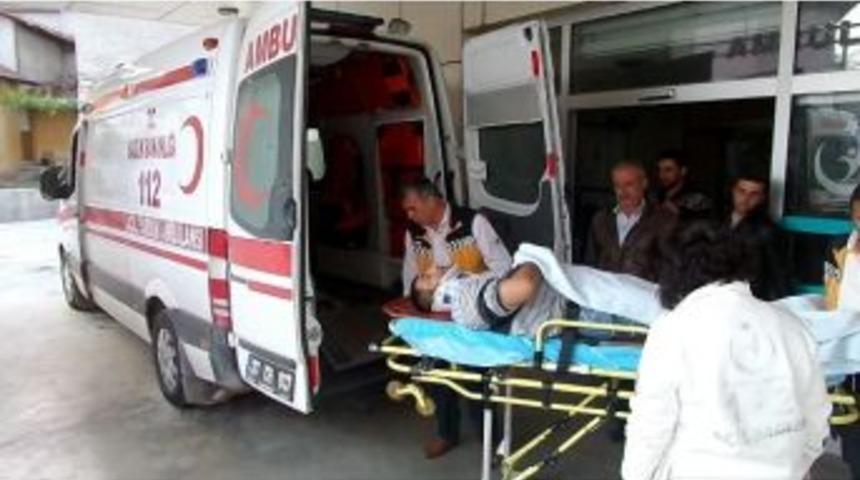 K&ouml;peklerin Saldırdığı Motosiklet S&uuml;r&uuml;c&uuml;s&uuml; U&ccedil;uruma Yuvarlandı