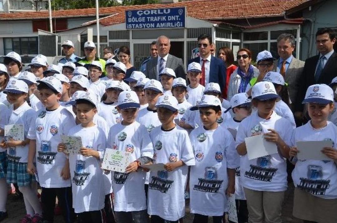 &Ouml;ğrenciler Trafik Polisi Oldu, Emniyet Kemeri Takmayan S&uuml;r&uuml;c&uuml;leri Denetledi