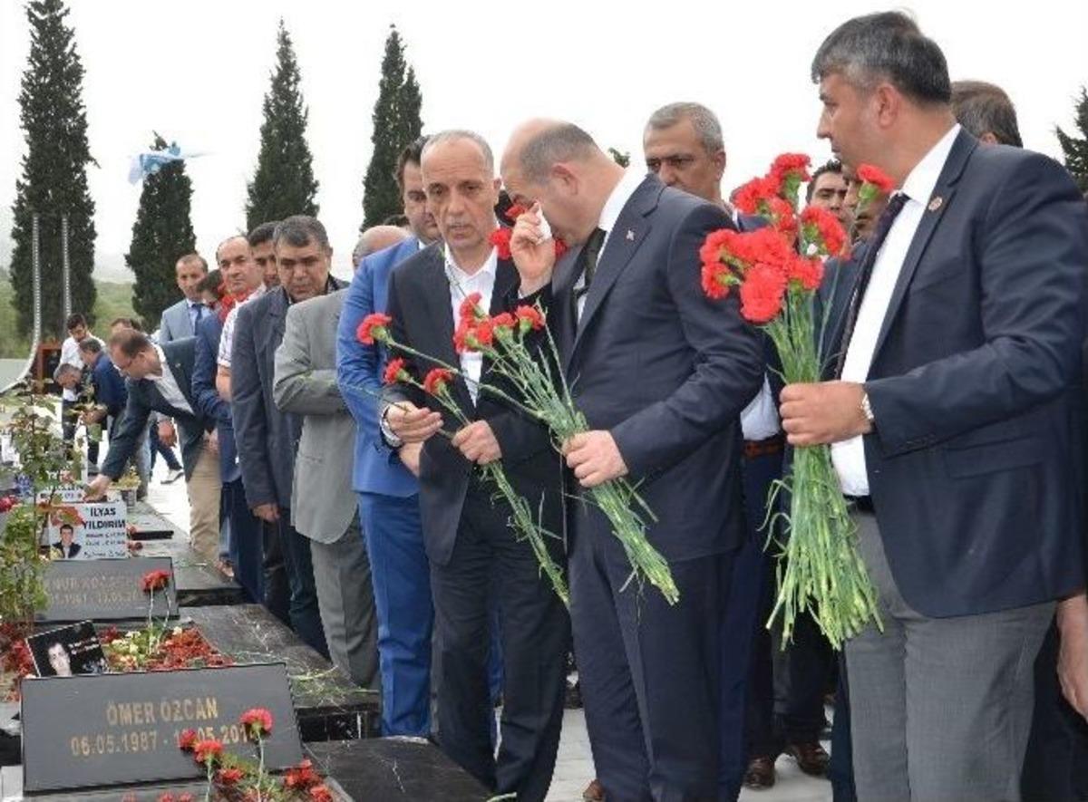 Bakan Soylu Maden Şehitliğinde G&ouml;zyaşlarını Tutamadı