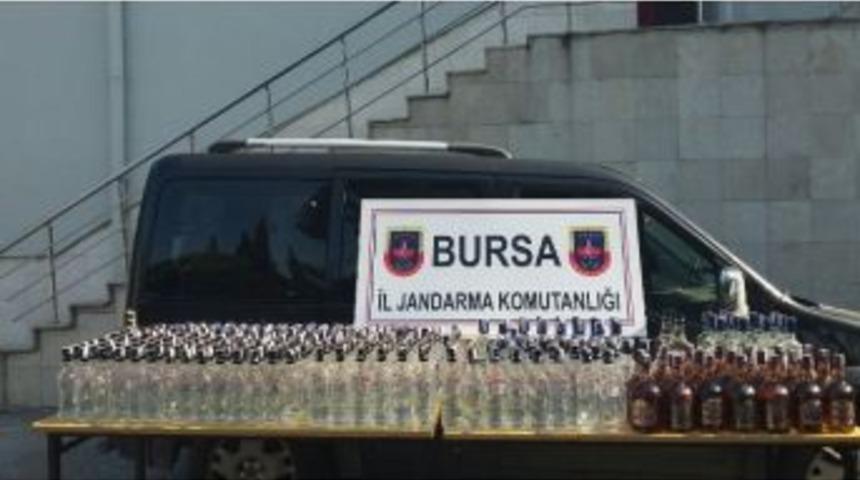 Jandarmanın Durdurduğu Minib&uuml;sten 335 Şişe Ka&ccedil;ak İ&ccedil;ki &Ccedil;ıktı