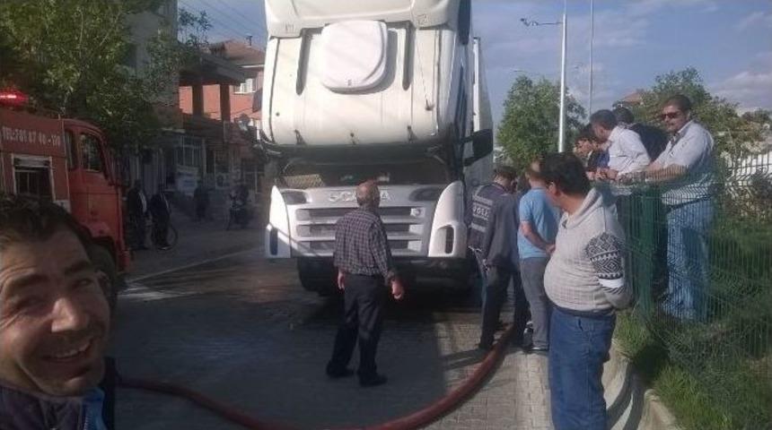 Seyir Halindeki Tır&rsquo;ın Tekeri Yandı