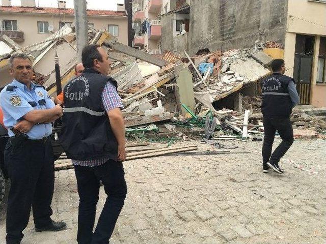 Lapseki’de Çöken Binadaki Arama Kurtarma Çalışması Tamamlandı 1