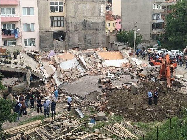 Lapseki’de Çöken Binadaki Arama Kurtarma Çalışması Tamamlandı 3