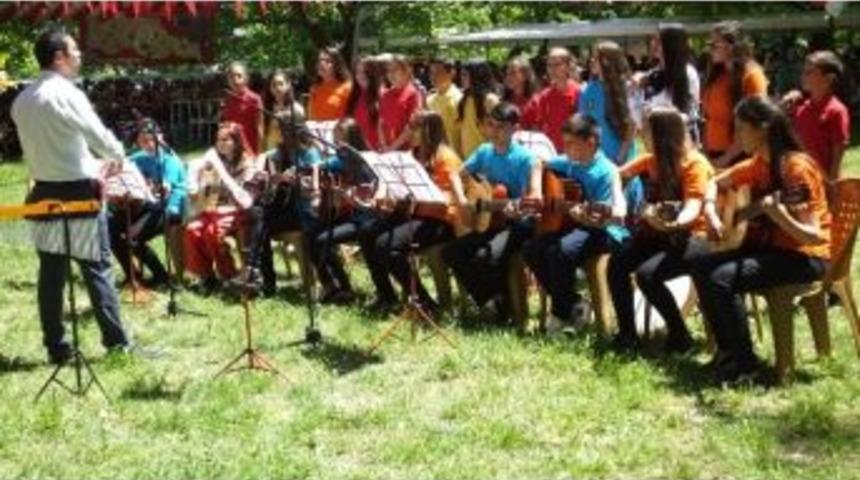 Bigadi&ccedil;&rsquo;te &Ouml;ğrenci Korosu B&uuml;y&uuml;k Alkış Aldı