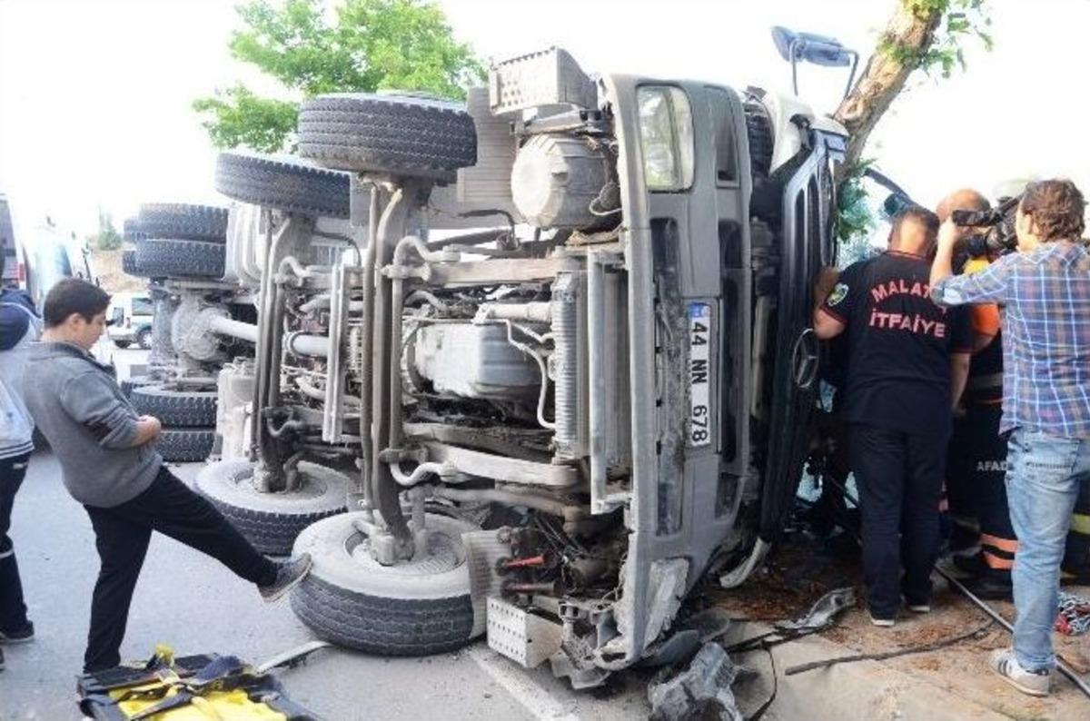 Beton Mikseri Devrildi, Sıkışan S&uuml;r&uuml;c&uuml; G&uuml;&ccedil;l&uuml;kle Kurtarıldı