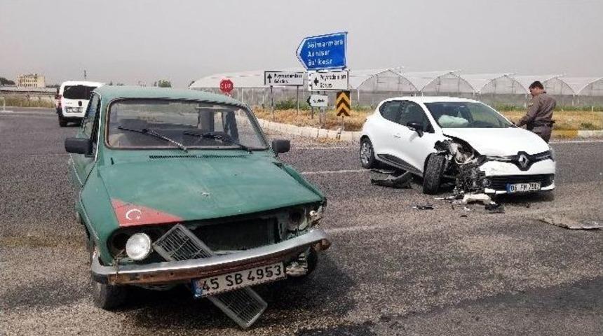 Salihli&rsquo;de 2 Otomobil &Ccedil;arpıştı: 1 Yaralı