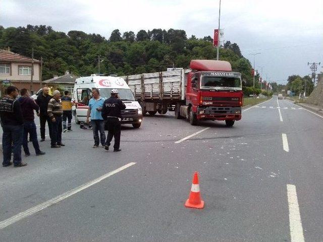 Kavşaktan Dönen Otomobil Tır’a Çarptı 1