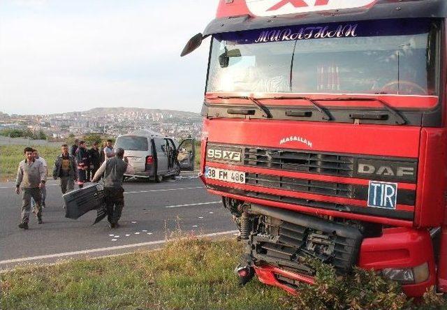 Tır, Minibüsü Biçti: 1 Yaralı 1