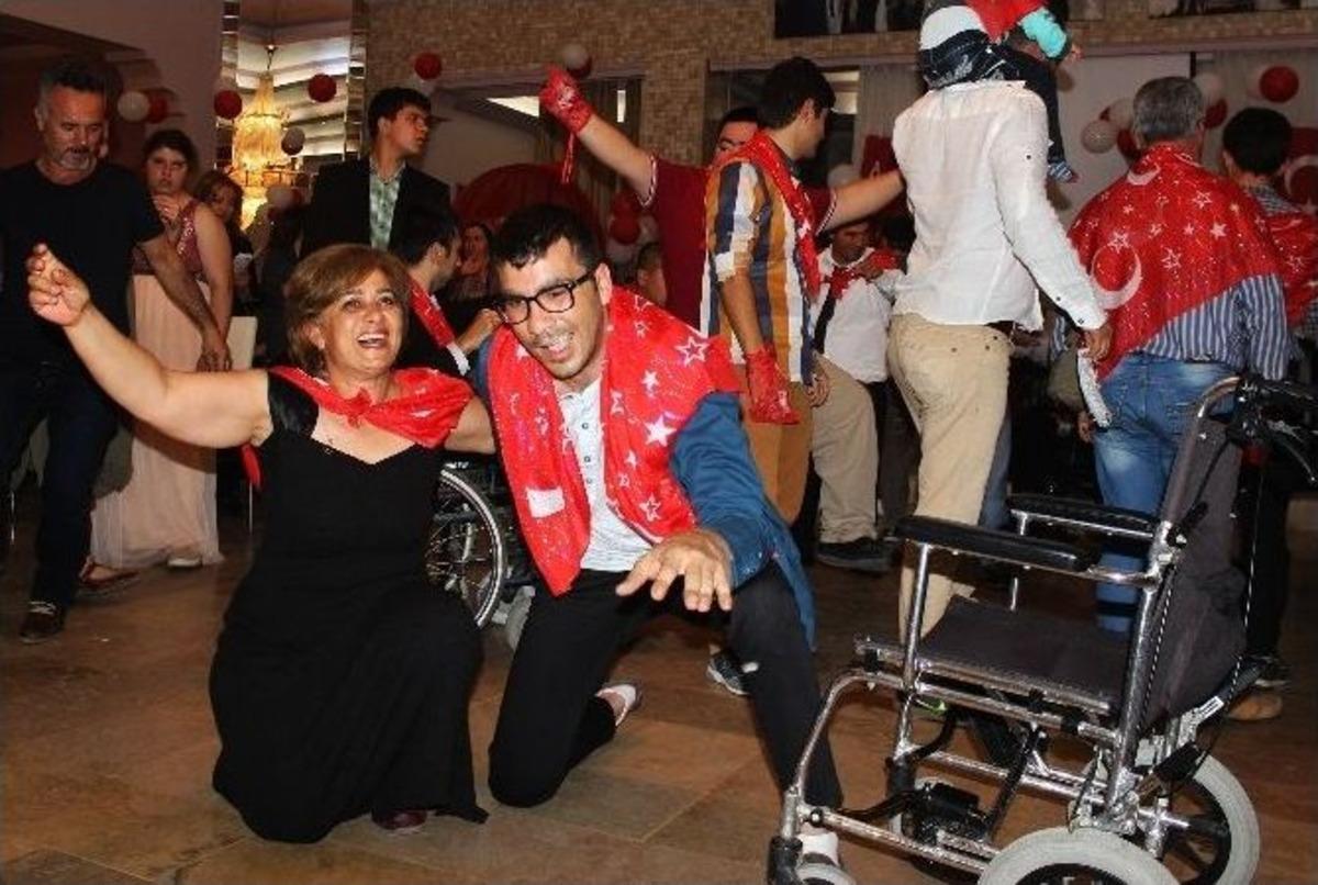 Engellilere &rsquo;engelsiz&rsquo; Kına Gecesi