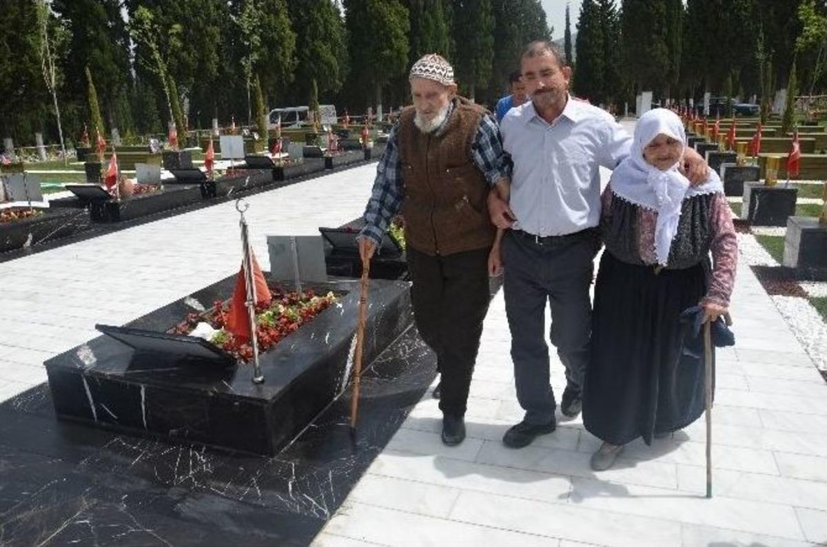 (&ouml;zel) Oğlunun Kurtulduğuna Sevinemeyen Dede Bastonuyla Şehitliğe Koştu