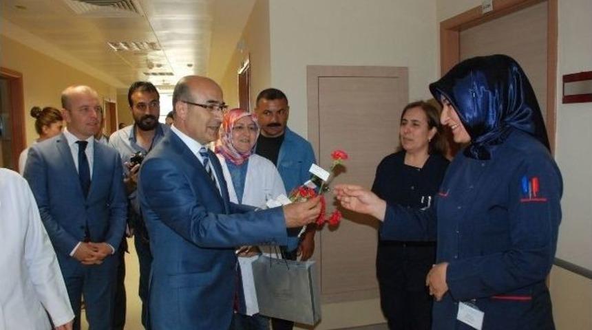 Vali Demirtaş, Ebe Ve Hemşirelere Karanfil Dağıttı