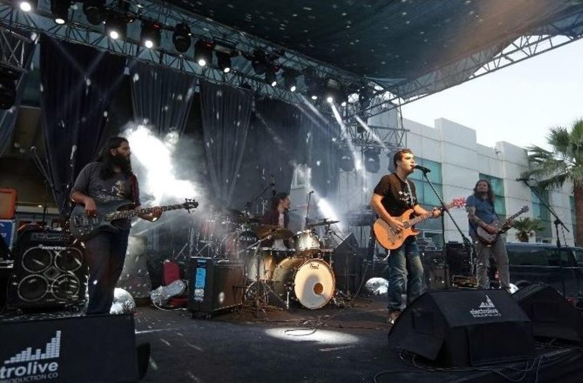 Rock&ccedil;ı Profes&ouml;rden &Ouml;ğrencilerine Konser