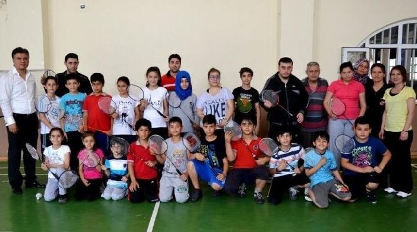 &Ouml;zel Sporcular Badminton Turnuvasında Yarıştı