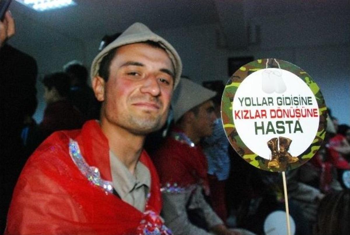 Atalarının Askeri Kıyafetini Giyen Engelli Gen&ccedil;lere Kına Gecesi