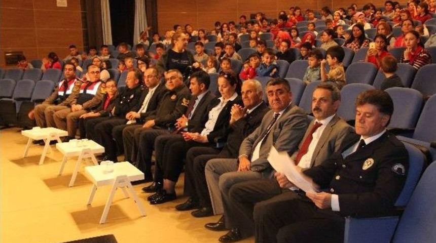 &Ouml;ğrencilerden Trafik Haftası Etkinliği