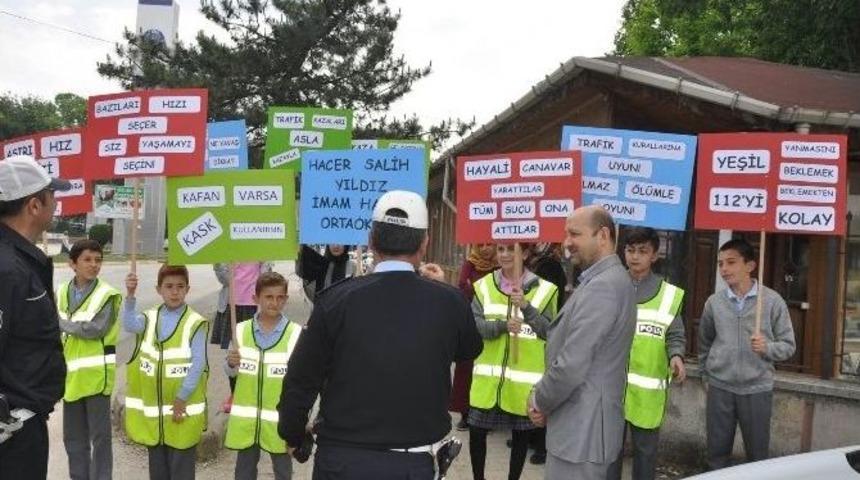 &Ouml;ğrencilerden Emniyet Kemeri Takan S&uuml;r&uuml;c&uuml;lere &Ccedil;ikolata
