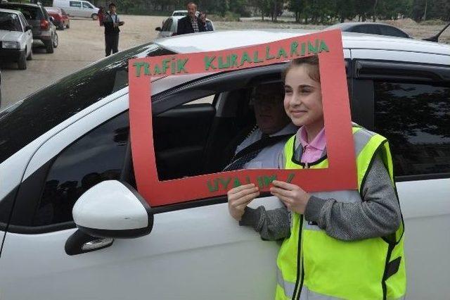 &Ouml;ğrencilerden Emniyet Kemeri Takan S&uuml;r&uuml;c&uuml;lere &Ccedil;ikolata 2