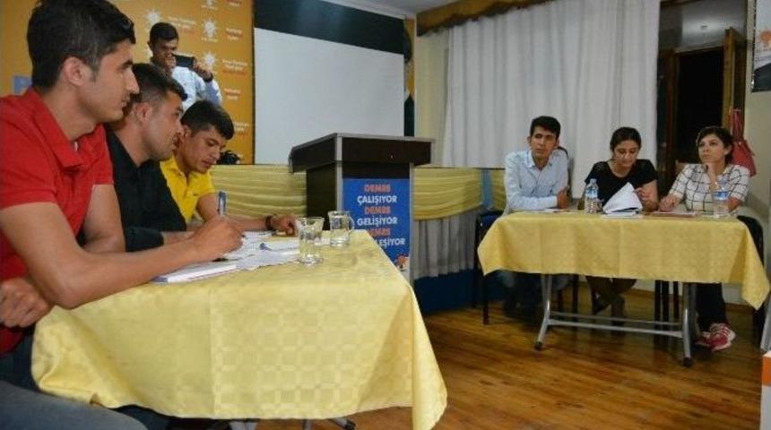 Gen&ccedil;ler Başkanlık Sistemini Masaya Yatırdı