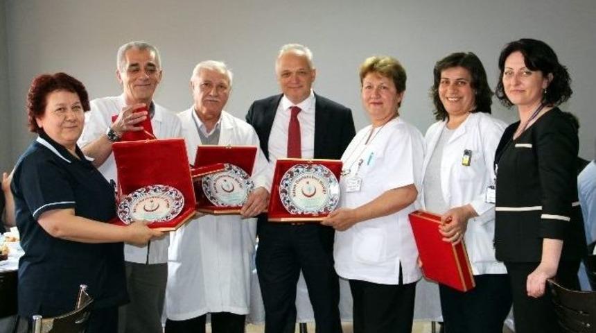 K&uuml;tahya&rsquo;da Meslekte 30 Yılını Dolduran Ebe Ve Hemşirelere Teşekk&uuml;r Plaketi