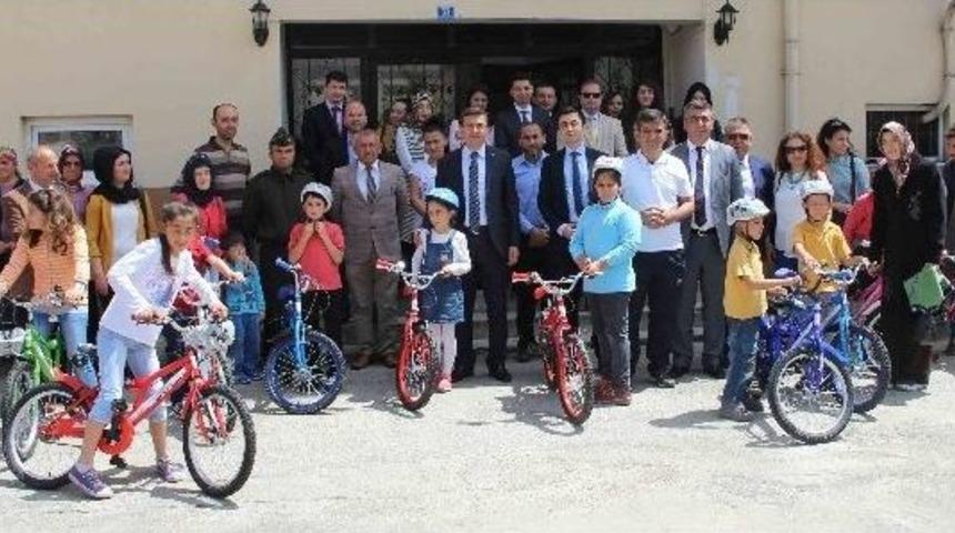 &Ouml;ğrencilere Bisiklet Dağıtıldı
