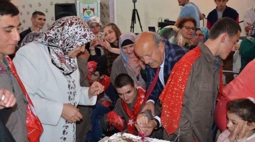 Engelli Gen&ccedil;lere Asker Eğlencesi