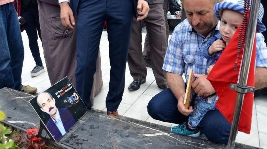 Soma Faciasının Yıld&ouml;n&uuml;m&uuml;nde G&ouml;zyaşları Mezara Aktı